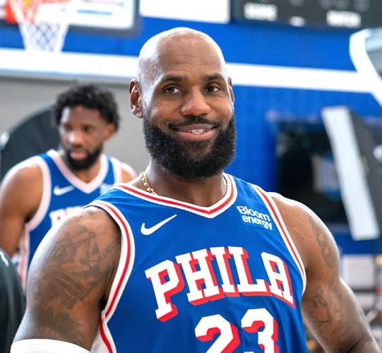 LeBron arrives in Philadelphia